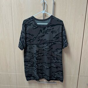 Lululemon Sz XL Graphic T